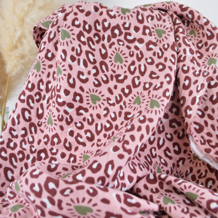 Tissu double gaze de coton rose imprimé léopard et cœurs ex-voto