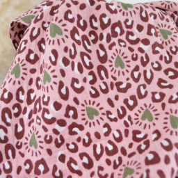 Tissu double gaze motif léopard et coeurs fond rose - OEKO TEX