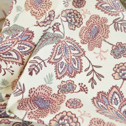Tissu canva Khonoma type bachette motif fleurs bleues et roses fond écru