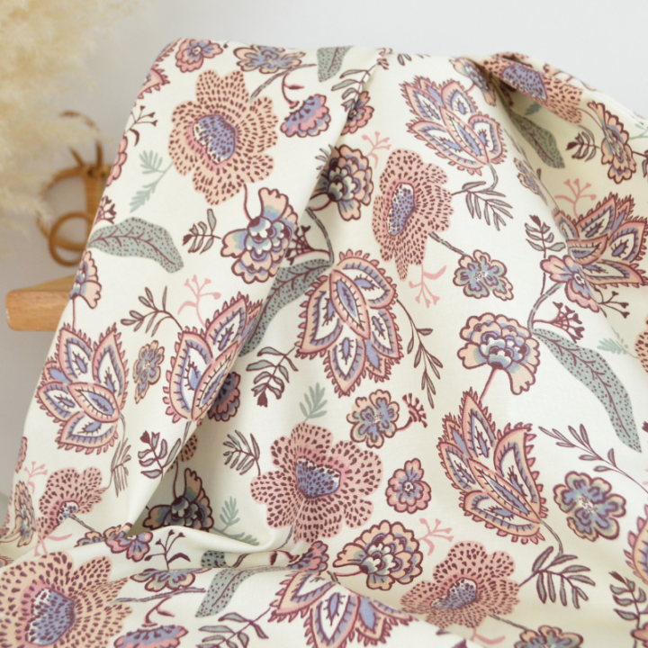 Tissu canva Khonoma type bachette motif fleurs bleues et roses fond écru