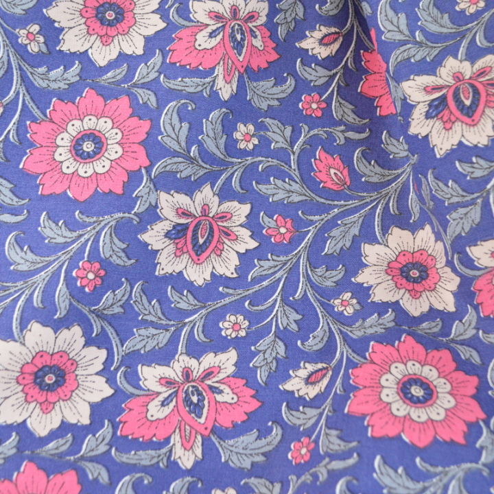 Tissu canva Shirine type bachette motif fleurs roses fond bleu