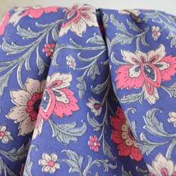 Tissu canva Shirine type bachette motif fleurs roses fond bleu