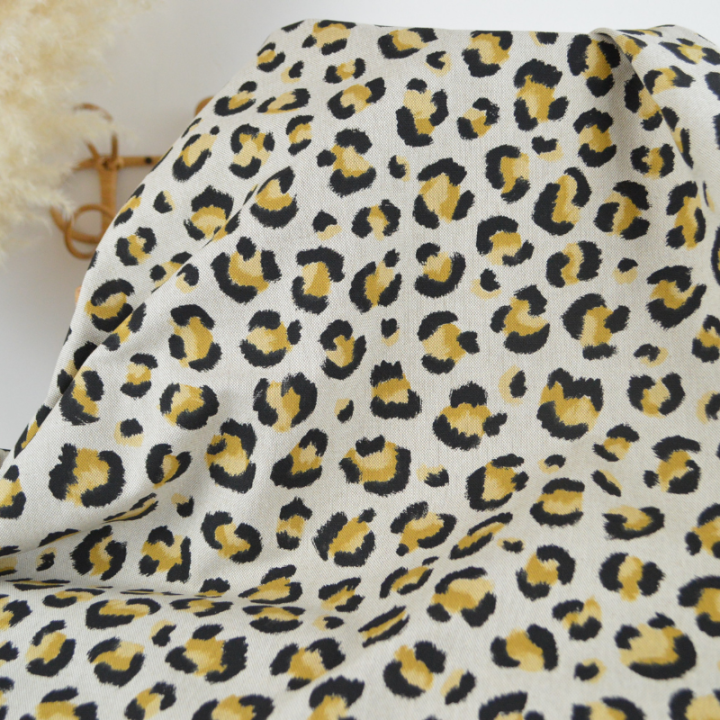 Tissu demi natté coton motif léopard doré fond aspect lin