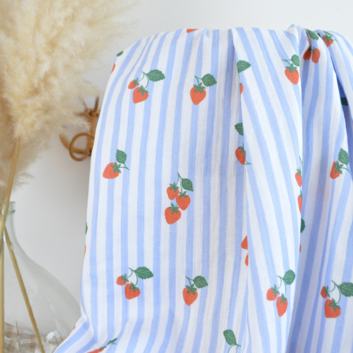 Tissu double gaze de coton Gariguette motif fraises et rayures bleues