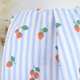 Tissu double gaze de coton Gariguette motif fraises et rayures bleues