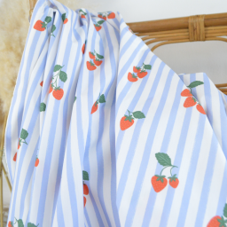Tissu Popeline de coton Gariguette motif fraises et rayures bleues - OEKO TEX