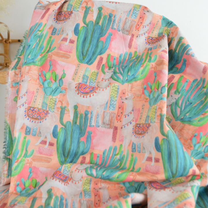 Tissu voile de coton motif cactus et lamas - corail
