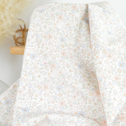 Tissu popeline Théophile fleurs roses et bleues fond blanc cassé