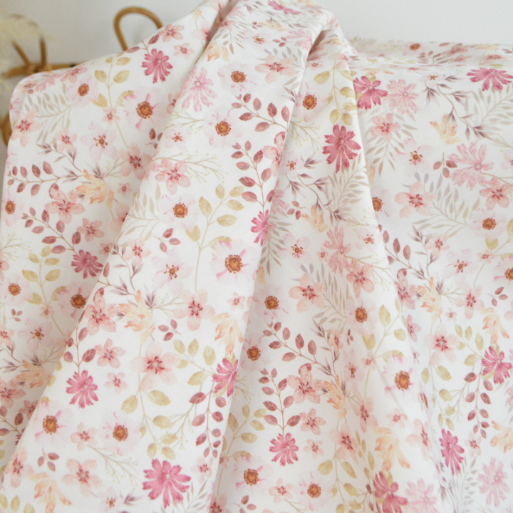 Tissu popeline Ambroise fleurs pastel roses fond blanc cassé