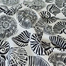 Tissu popeline de viscose motif coquillages noirs fond blanc