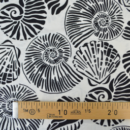 Tissu popeline de viscose motif coquillages noirs fond blanc