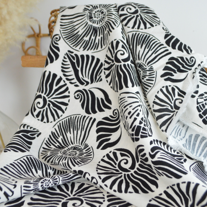 Tissu popeline de viscose motif coquillages noirs fond blanc