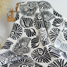 Tissu popeline de viscose motif coquillages noirs fond blanc