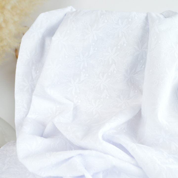 Tissu voile de coton brodé Léandro motif fleurs fond blanc