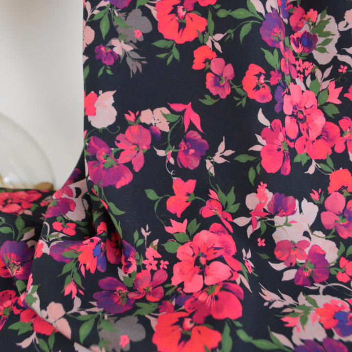 1 coupon de 82 cm de Tissu popeline de viscose Ecovero - motif fleurs fuchsia fond noir