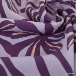 1 coupon de 110 cm de Tissu Viscose motif palmiers exotiques fond purple