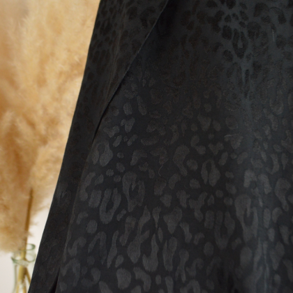 1 coupon de 75 cm de Tissu Viscose Jacquard Noir Motif Léopard