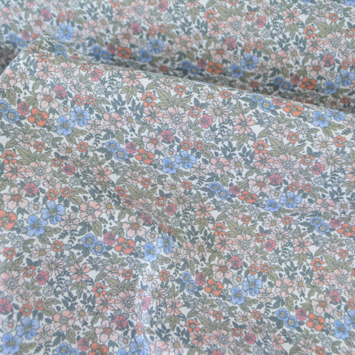 Tissu coton Natura motif petites fleurs vertes, corail et bleu