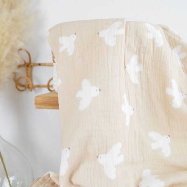 Tissu double gaze motif oiseaux blancs fond beige - OEKO TEX