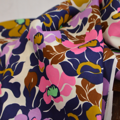 Tissu Satin de coton motif fleurs violettes, roses et ocre