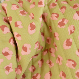 1 coupon de 68 cm de Double gaze matelassée motif fleurs et léopard vert olive