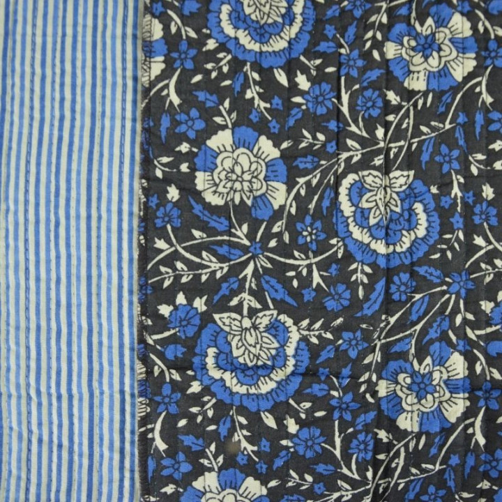 Coton matelassée Kavy motif fleurs Indienne fond bleu