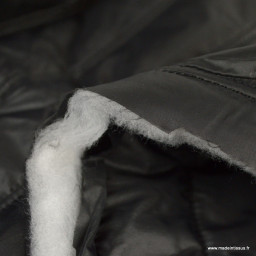 1 coupon de 62 cm de Tissu Matelassé rayures pour doudoune Noir