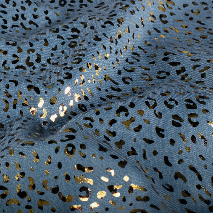 Tissu Jean fin motif Léopard doré fond bleu