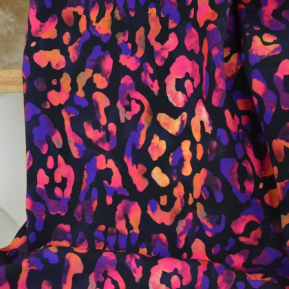 Tissu viscose motif léopard rose orange fond noir