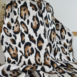 Tissu satin de viscose motif Léopard fond blanc cassé