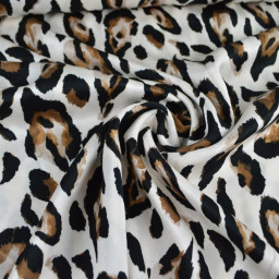 Tissu satin de viscose motif Léopard fond blanc cassé