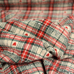 Tissu jacquard coton Villards – Carreaux rouges et petits cœurs rouges