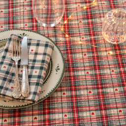 Tissu jacquard coton Villards – Carreaux rouges et petits cœurs rouges