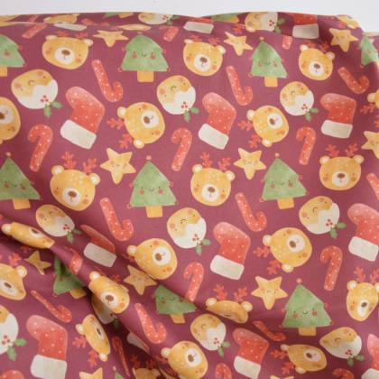 Tissu cretonne coton Rufo à motifs ours, sapins, étoiles et sucres d’orge sur fond bordeaux
