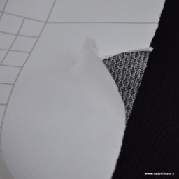 Simili cuir adhésif noir en largeur 140 cm