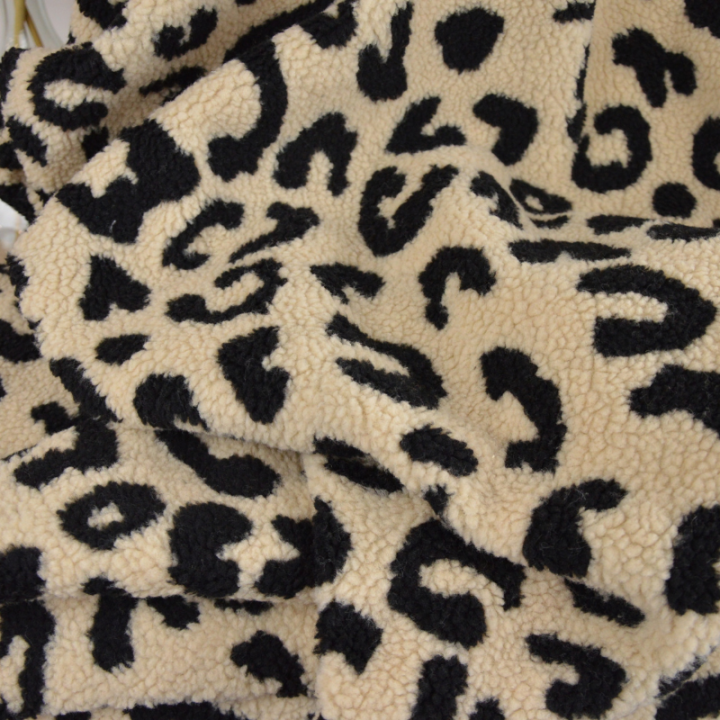 Tissu sherpa motif léopard fond écru