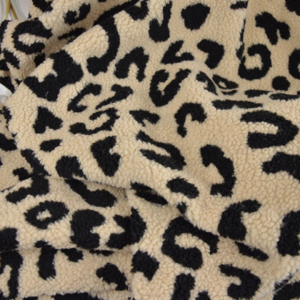 Tissu sherpa motif léopard fond écru