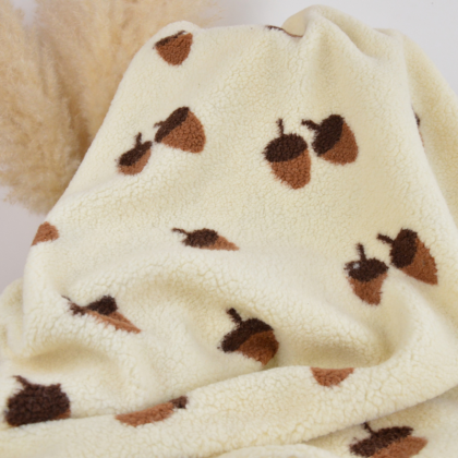 Tissu sherpa écru motif glands camel et chocolat