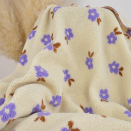Tissu sherpa écru motif fleurs parme fond écru