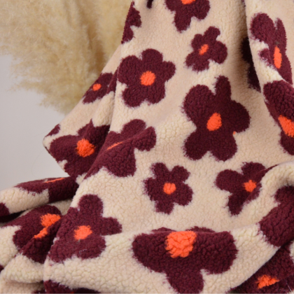 Tissu sherpa écru motif fleurs bordeaux et orange fond beige