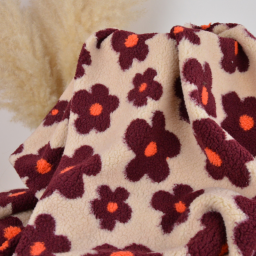 Tissu sherpa écru motif fleurs bordeaux et orange fond beige