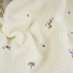 Tissu Fausse Fourrure Sherpa Marie brodée fleurs fond écru - OEKO TEX