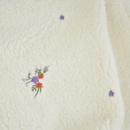 Tissu Fausse Fourrure Sherpa Marie brodée fleurs fond écru - OEKO TEX
