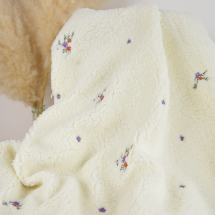 Tissu Fausse Fourrure Sherpa Marie brodée fleurs fond écru - OEKO TEX