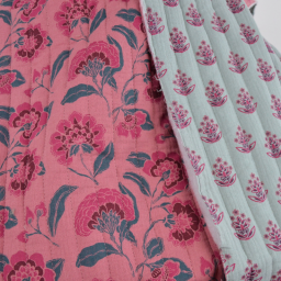 Tissu double gaze matelassé motif fleurs indiennes roses envers céladon - OEKO TEX