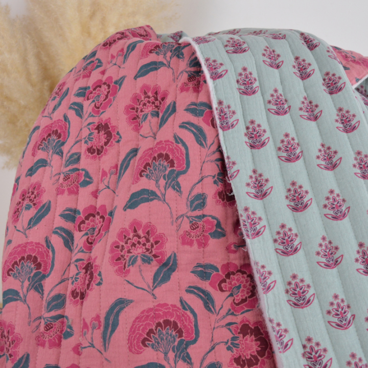 Tissu double gaze matelassé motif fleurs indiennes roses envers céladon - OEKO TEX