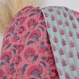 Tissu double gaze matelassé motif fleurs indiennes roses envers céladon - OEKO TEX