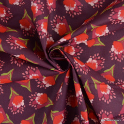Tissu coton enduit Clover – Fleurs rouges fond bordeaux
