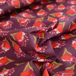 Tissu coton enduit Clover – Fleurs rouges fond bordeaux