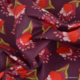 Tissu coton enduit Clover – Fleurs rouges fond bordeaux